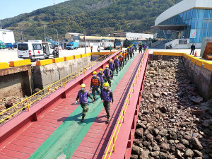 官兵陸續進入船艙執行運補作業。(圖/文:賴宴鋒)