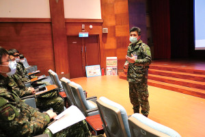 政戰處長陳中校於座談後實施總結及相關案例宣導。(圖/文:程婉琳)