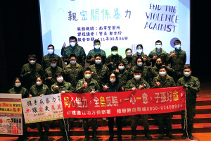 官兵與警察所警員於座談結束後一同合影。(圖/文:程婉琳)