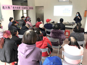 　強化銀髮族健康，衛福局舉辦3場次「銀向健康、從齒開始」衛教講座，和平婦幼院區專科護理師林乃玉向老人家們說明口腔保護的重要。（圖／文：曹重偉）