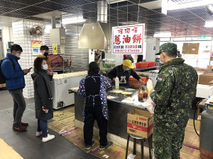 　國內原物料不斷上漲，使得地區傳統早餐業者也吹起調漲風，像遊客、鄉親最常吃的（虫弟）餅、蔥油餅都已上漲至少10元，業者回應是維持品質。（圖／文：曹重偉）