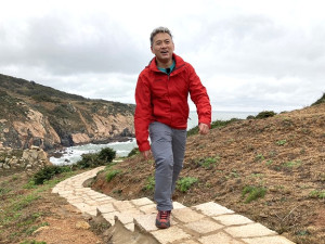 　金鐘主持人小兵（薛紀綱），7日來馬親身體驗南北竿5條經典步道，並將透過節目協助推廣行銷。（圖／文：陳鵬雄）