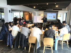 　111年觀光創業PLUS專案輔導課程7日首場主題為企業文化建立，張勝鄉帶領學員瞭解企業文化，分享連鎖七策。（圖／文：吳嘉榮）