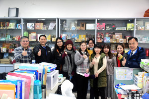 　38婦女節，為感謝婦女同仁辛勞，縣長劉增應問候府內各處女性同仁並致贈小禮物，用行動表達對女性的尊敬與祝賀之意。（圖／文：曹重偉）