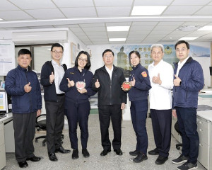 　警察局有23名女性同仁，局長郭順德在婦女節送上1份心型巧克力禮盒，表彰女性同仁的優秀表現及感謝她們對警界的付出。（圖：連江縣警察局）