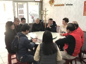 　上圖：台灣旅遊交流協會理事長賴瑟珍（右5）一行前往馬管處拜會，並走訪北海坑道。下圖：賴瑟珍一行與連江縣商業會理事長林中超互相討論，認識馬祖餐飲業現況。（圖／文：吳嘉榮）