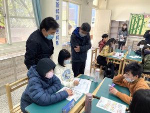 　介壽國中小與教育處合辦2022校訂課程博覽會，進行國中小課程地圖介紹，教育處長陳冠人也前往各班觀看教學演示公開授課。（圖：介壽國中小、吳嘉榮）