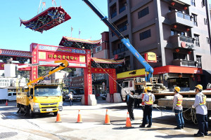 　山隴境白馬尊王廟9日吉時進行介壽廣場元宵牌樓拆卸工作，過程順利，下午2時許就全數完成，也象徵今年年節活動正式劃下句點。（圖／文：曹重偉）