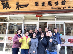 台灣旅遊交流協會理事長賴瑟珍(右圖左2)帶領國宴大廚、米其林店名廚等9日山隴市場了解在地食材,並與北竿地方餐飲業者現場交流、討論,受到歡迎及相互請益。(圖/文:馬祖日報)
