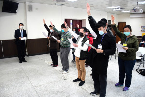 　連江地方法院10日舉辦國民法官模擬法庭活動，50位鄉親參加海選，經選任程序選出8位國民法官，宣誓後立即進行第一階段審理程序。（圖／文：曹重偉）