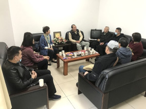 　賴瑟珍一行前往連江縣商業會拜會，與商業會理事長林中超等討論計畫相關推動事項。（圖／文：吳嘉榮）