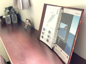 交旅局以風燈元素設計合法民宿證展示框及客房服務手冊,藉以傳達馬祖特色,加深遊客印象。(圖:交旅局)