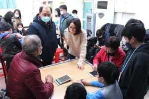 　中正國中小110學年度廣達設計學習計畫成果發表會，分享數位桌遊設計理念，並邀請依公依嬤一起同樂，玩出熱情、玩出歡樂。（圖／文：吳嘉榮）