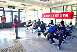 　連江監理站前進東引辦理租賃車營業宣導及輔導普通小型車駕照轉換職業駕照，以符合運輸業規定，及保障旅運安全及消費權益。（圖／文：陳其敏）