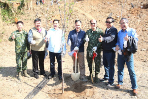 　縣府辦理111年連江縣植樹節活動，府會軍首長與鄉親攜手合作種植山櫻花。（圖／文：吳嘉榮）