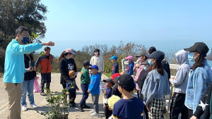 馬管處11日上午於東莒島上舉行植樹活動,大手拉小手齊心種下樹苗。(圖/文:蔡夢玲)