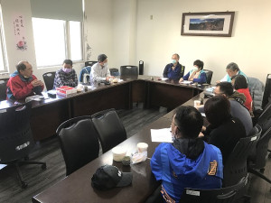 　全國家長團體聯盟理事長彭淑燕（後中）與南竿各校校長及家長會代表共同研商，瞭解馬祖教育現場想法。（圖／文：吳嘉榮）