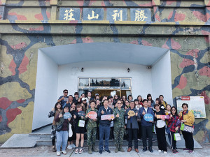 參訪結束後,廖指揮官與婦女會一同合影留念。(圖/文:郭宣綸)