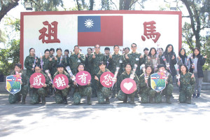 指揮官與女性同仁們於活動結束後合影留念。(圖/文:郭宣綸)