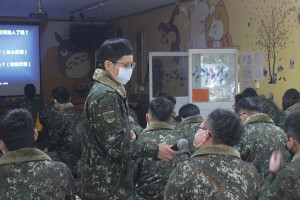 心輔老師藉由與官兵互動,讓本次宣教活動更為熱絡。(圖/文:鄭真)