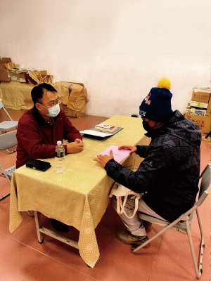 民眾透過法律諮詢服務維護自身權益。(圖/文:郭宣綸)