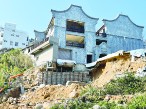 　芹壁中山國中辦公大樓下方展開地基穩固工程，要在雨季來臨前確保大樓掏空不再持續。（圖／文：陳鵬雄）
