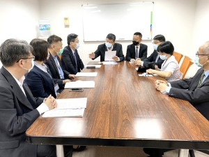 立委陳雪生邀集民航局、立榮航空、台灣中油公司等單位協商馬祖南竿機場油槽設施興建,為未來高雄航線復飛預作基礎設施準備。(圖:立委陳雪生辦公室)