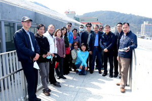 　體驗國際藝術島，縣府團隊一行14日上午由縣長劉增應率隊下，前往福澳碼頭參觀《一幅完成中的風景》、《當代建築選件》兩項主題。（圖／文：曹重偉）