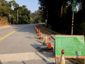 南竿介壽村至清水村段人行道拓寬及改善工程正執行從車船處十字路口至消防局路段,施工期間道路限縮,籲請路過軍民駕駛小心行車。(圖/文:曹重偉)