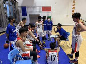 介壽國中籃球隊挑戰110學年度全國國中籃球聯賽,首場迎戰台北市敦化國中。(圖:介壽國中小)