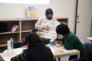 　民政處舉辦身心障礙者職涯探索與就業前準備規劃課程，就業服務員鄭雅芬抵馬主持，請學員化身旅行規劃師安排行程並與各組相互分享。（圖／文：曹重偉）