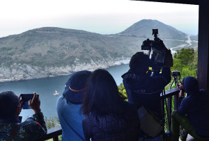 　陸軍東引地區指揮部16日在西引島清水澳外海實施例行性實彈射擊，吸引朝日新聞社、湯森路透、TVBS等媒體關注及採訪。（圖／文：陳其敏）