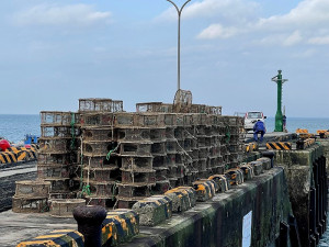　產發處委託民間船隻展開北竿周邊海域章魚籠清除作業。（圖／文：陳鵬雄）