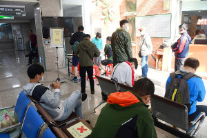 　在地接種疫苗贈送500元商品卡獎勵措施上路，昨天門診共有58人，以駐軍弟兄及台籍民眾居多，拿到商品卡都露出笑容。（圖／文：曹重偉）