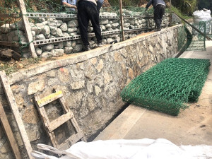 東引中正路及資源回收場等多處路段邊坡,分別採以石籠、掛網噴植等方式進行補強,達到護坡作用。(圖:東引鄉公所)