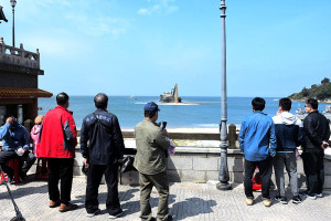 　馬祖海巡隊18日上午10時由警艇押解下，將查扣的抽砂船駛至馬港外海域進行卸砂回填，引發遊客鄉親注目，卸砂過程被民眾錄下。（圖／文：曹重偉）
