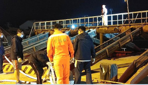 海巡隊17日下午查扣違法抽砂船,福建高等檢察署金門檢察分署檢察長洪培根 (上圖右2)會同連江地檢署檢察長黃智勇等前往福澳港E1碼頭關心。(圖:馬祖海巡隊)