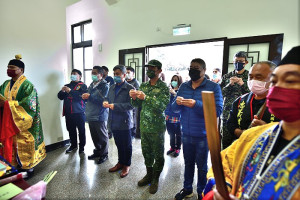 　第一代東引反共救國軍陳壹慶士官長骨灰返鄉，安放民眾公墓忠義堂納骨塔，老兵忠魂永享安奉。（圖／文：陳其敏）