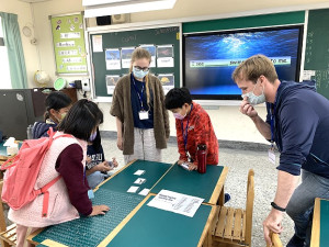 　Fulbright　Taiwan學術交流基金會與連江縣英語教學資源中心共同舉辦英語學習營，30位外籍教師與馬祖學子互動。（圖／文：馮紹夫）