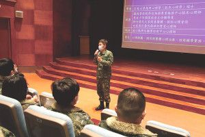 唐主任勉勵各級幹部須發揮主動關懷的服務精神。(圖/文:楊明暉)