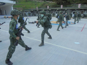 官兵藉由體能戰技訓練,強化臨戰能力。(圖/文:劉興達)