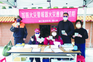 　住宅用火災警報器能有效提早預警火災的發生，消防局首次結合整合式健檢，於入口側設攤宣導，依戶籍免費贈送各家戶，民眾直呼方便。（圖／文：曹重偉）