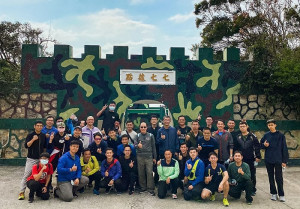 馬防部指揮官廖建興中將率防區重要幹部參訪馬祖國際藝術島-77據點。(圖:馬防部)