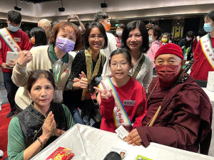 中正國小曹語恩(左2)榮獲全國普仁獎,展現地區學子優異品德,做事積極認真,富有感恩、負責的心。(圖:中正國中小)