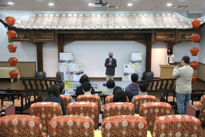 　111年觀光創業PLUS專案輔導課程完美結訓，馬管處長方正光為學員頒發結業證書，與大家相約共同提升觀光服務品質。（圖／文：吳嘉榮）