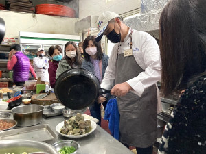 縣府、馬管處、台灣旅遊交流協會共同推廣廚研創意菜餚22日北竿首場、南竿續場實地講解食材、操盤示範餐廳及民宿桌餐、旅遊團餐、個人套餐菜色創新。(圖:台灣旅遊交流協會)