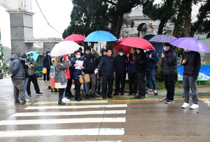 　關切介壽校門安全疑慮，縣府邀集相關單位現勘，副縣長王忠銘決議先將校門右側斑馬線刪除，左側斑馬線加寬並設置移動式紅綠燈。（圖／文：曹重偉）
