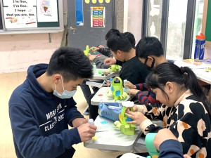 基督教馬禮遜學校22日開始進行離島英語服務,上午在仁愛國小與學生交流。(圖/文:馮紹夫)