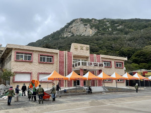 　塘岐迎賓館前廣場展開硬地超級馬拉松主場地佈置工作。（圖／文：陳鵬雄）