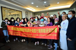 　卡蹓馬祖、饗食卡蹓味廚藝輔導研習會，宜蘭渡小月餐廳主廚陳兆麟、前華膳空廚行政總主廚陳玉彬前進東引，與地方業者切磋分享創意美食。（圖／文：陳其敏）